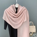 Detailansicht eines hellrosa dünnen Stoffschals auf Schneiderpuppe mit weißer Kamelie - Lotus Rosa