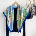 Detail eines blauen Seidenschals mit Lotus-Print und dunklem Rand auf schwarzem Pullover - 90x90cm / Blau (90SRFJ007-1)