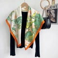 Detailaufnahme des Twill-Seidenschals mit Lotus-Druck und kontrastierenden Rändern - 90x90cm / Orange (90SRFJ007-3)