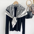 Detalle de pañuelo de seda con rayas blancas y negras y patrones geométricos en punto negro - Negro y Gris