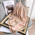 Seidiges florales quadratisches Tuch in Beige mit orangefarbenem Blumendruck - 70x70cm / Hellgelb