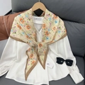 Zijden sjaal met bloemenprint gecombineerd met wit overhemd met V-hals voor damesmode - Licht Koffie