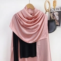 Detalle de bufanda de satén rosa con un bolso de lujo y revista de moda en el fondo - Rosa Empolvado
