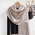 Detalle del chal de satén champán drapeado que muestra textura sedosa y brillo elegante - Gris Beige