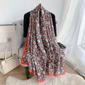 Détail du châle en soie grise avec motifs floraux et bordures orange contrastées - Rouge