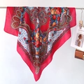 Gros plan des motifs floraux et cachemire sur un grand foulard carré rouge et châle - Grand Carré à Chevrons / Rose Rouge