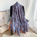 Écharpe en soie bleu marine à imprimé floral drapée sur une chaise au style élégant - Bleu