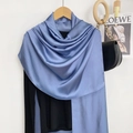 Detalle de elegante bufanda de satén azul con textura sedosa y acabado con brillo - Azul Denim