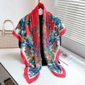 Ethno-Schal mit Paisley- und Blumenmuster in Rot, ideal als Sonnenschutz am Strand - Hellrot