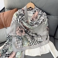 Dettaglio di sciarpa con motivo floreale e pied-de-poule su una camicia bianca appesa - 180x85cm / Grigio Argento