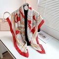 Detailopname van een grote rode zijden sjaal met vintage bloemmotieven en geometrische randen - Rood