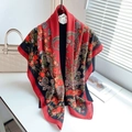 Ethno-Schal mit roten Rosen und Paisley-Mustern auf seidig schwarzem Stoff als Sonnenschutz - Rot