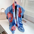 Blaues Fischgräten-Seidentuch mit lebhaftem rotem Mohnblumenmuster für elegantes Styling - Hellblau