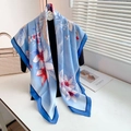 Detail van blauwe wollen sjaal met bloemenprint en elegante drapering voor dames mode - 110*110CM / Blauw
