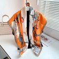 Modisches Seidenquadrattuch mit orangefarbenem Blumenmuster und Fischgräten-Design - Orange