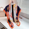 Detailansicht eines großen Fischgräten-Schals mit Blumendruck und orangefarbenem Rand - Blau