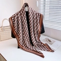 Écharpe marron élégante avec motif en V blanc et bordure orange, avec un sac blanc - Chocolat