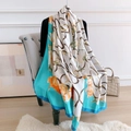 Seidenschal mit Blumenketten-Print in Blau und Weiß, großes Strandtuch für Damen - Cyan
