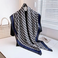 Élégant châle avec motif géométrique noir et blanc et bordure bleu marine sur cintre - Bleu foncé
