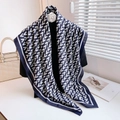 Écharpe élégante à motifs V géométriques bleu marine et blanc avec bordure chic - Bleu marine