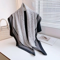 Sciarpa moderna con motivo geometrico bianco e nero con un'elegante borsa a mano bianca - Grigio