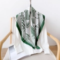 Eleganter grün-weißer Seidenschal mit geometrischem Muster auf einem weißen Hemd dekoriert - 90x90cm / Grüner Stil (90FJ209-2)