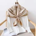 Nahaufnahme eines Seidenschals mit geometrischem Muster in Marineblau und Gold - 90x90cm / Khaki-Stil (90FJ209-1)