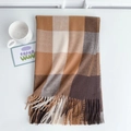 Detail van zachte geruite sjaal met franjes in bruine, camel en beige tinten - Koffiebruin