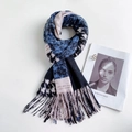 Detail eines Hahnentritt-Schals mit Leopardenmuster, weichen Fransen und Patchwork-Design - Blau / 185*65cm