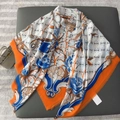 Carré de soie élégant orange et bleu avec motif baroque, fleurs et bords effilochés - 130*130cm / Rouge Orangé
