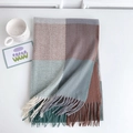Dettaglio della sciarpa a quadri arcobaleno con frange e decorazione tazza minimalista - Verde Menta