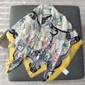 Grand foulard carré élégant avec bordure jaune, imprimé de roses et de monogrammes - 130*130cm / Jaune Vif