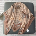 Détail d'un grand châle à fleurs avec des bords effilochés élégants et raffinés - 130*130cm / Café Clair