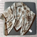 Grand foulard carré élégant avec imprimés floraux marron et bordures à franges - Café Clair