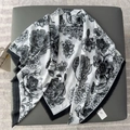 Élégante écharpe florale vintage noire et blanche avec franges et marque SIYA SCARF - Noir