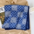 Elegante blauwe geblokte zijden sjaal met golfpatronen op een kaki shirt en tijdschrift - Blauw (RZW069-4)