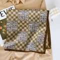 Detail van geblokte zijden sjaal met bloemmotieven op een beige overhemd achtergrond - Koffie (RZW069-2)