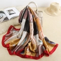 Elegante sciarpa in seta rossa e oro con stampa vintage su una borsa bianca - Motivo Equestre Patchwork Europeo Retrò / Rosso (XSD135-1)