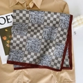 Detailweergave van geblokte zijden sjaal met bloemmotieven op een beige overhemd - Donkerrood (RZW069-1)