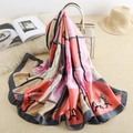 Dettaglio foulard di seta quadrato con stampa di cavalli su borsa bianca con texture - Motivo Equestre Classico Rosa / Rosa (XSD135-2)