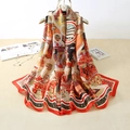 Dettaglio della sciarpa in seta rosso-arancio con stampe di architettura d'epoca e carrozze - Stampa Architettura Europea e Carrozza / Rosso (XSD178)