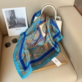 Sciarpa di seta blu e oro in stile britannico elegantemente drappeggiata su una borsa - Blu