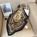 Sciarpa in seta stile britannico nero e oro drappeggiata su una borsa di lusso in pelle bianca - Oro Nero