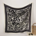 Elegante pañuelo de seda de 90cm con estampado de camelia en blanco y negro dama - Negro / 90*90cm