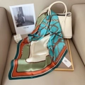 Carré de soie élégant aux motifs de chaînes et glands drapé sur un sac à main chic - Cyan