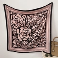 Detalle de la textura del pañuelo de seda con estampado de camelia negra en rosa - Rosa / 90*90cm
