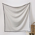 Elegante witte zijden sjaal met zwarte stippen en rand op een beige handtas - 90*90cm / Wit