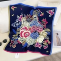 Elegante marineblauwe zijden sjaal met bloemenprints op een moderne bank - 68*68cm / Marineblauw (68RZW66-3)
