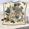 Detail van een katoenen vierkante sjaal met retro bloemenprint, merklabel en accessoires - 68*68cm / Geel Kaki (68RZW66-2)