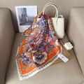 70cm vintage satijnen zijden sjaal met bloemenprint in oranje en blauw op een handtas - Oranje